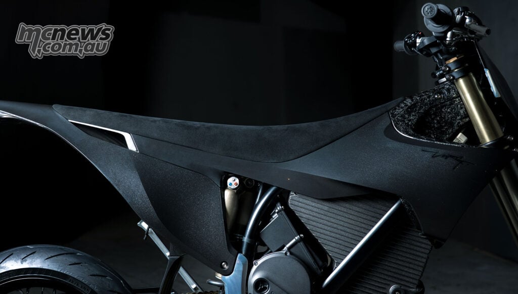 Right-side detail of the Stark VARG SM Sköll’s long black seat, side panels and rear shock reservoir.