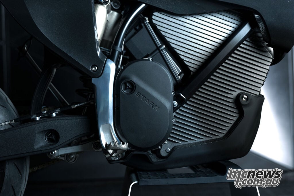 The Sköll retains Stark’s electric drivetrain and structural 7.2 kWh battery, with black finishes extending to the motor casing.
