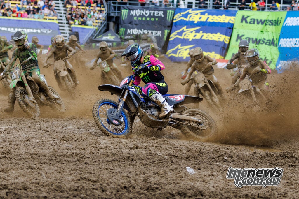 Cole Davies throws mud from his rear tyre through a Columbus corner, with Levi Kitchen and the pack behind.