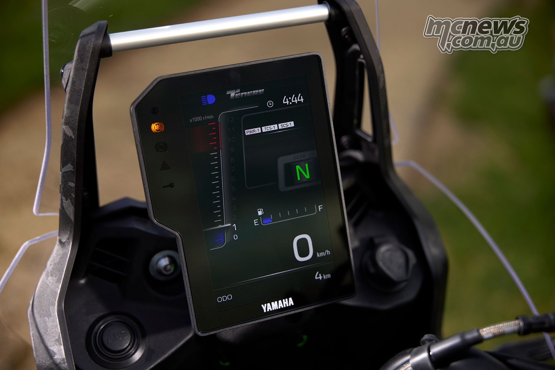 Portrait TFT dashboard on the World Raid showing neutral and zero speed, with the accessory mounting bar above.