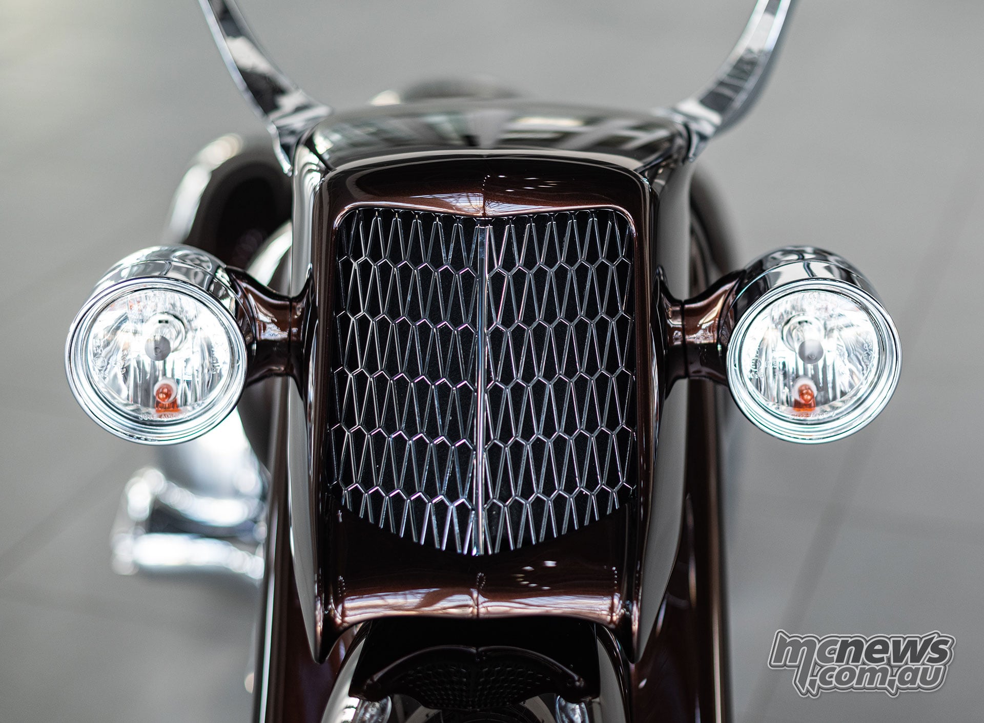Twin round headlights flanking an Auburn-inspired grille on the front of the Slow Burn motorcycle