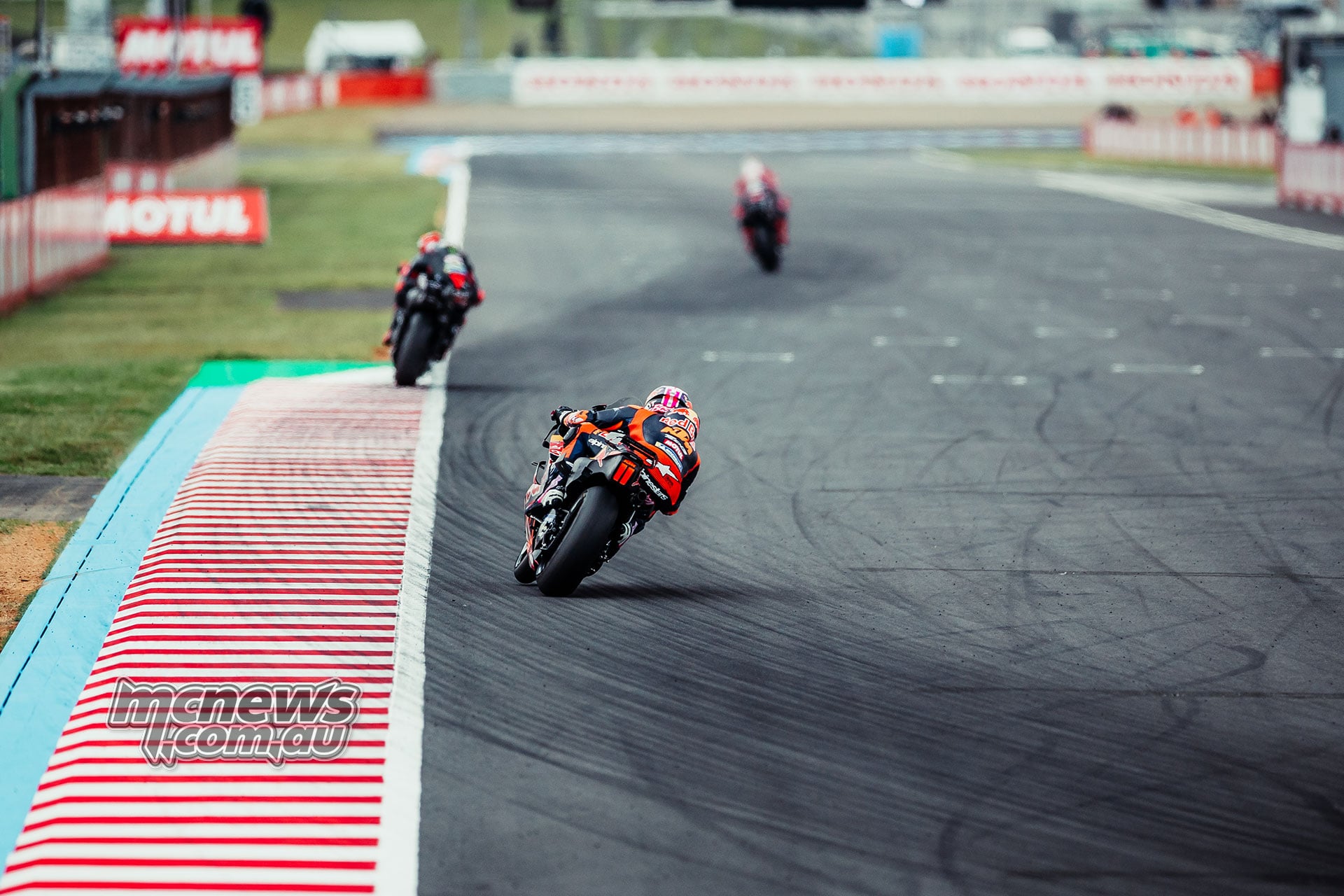 Enea Bastianini chases Marco Bezzecchi during the closing laps at Motegi