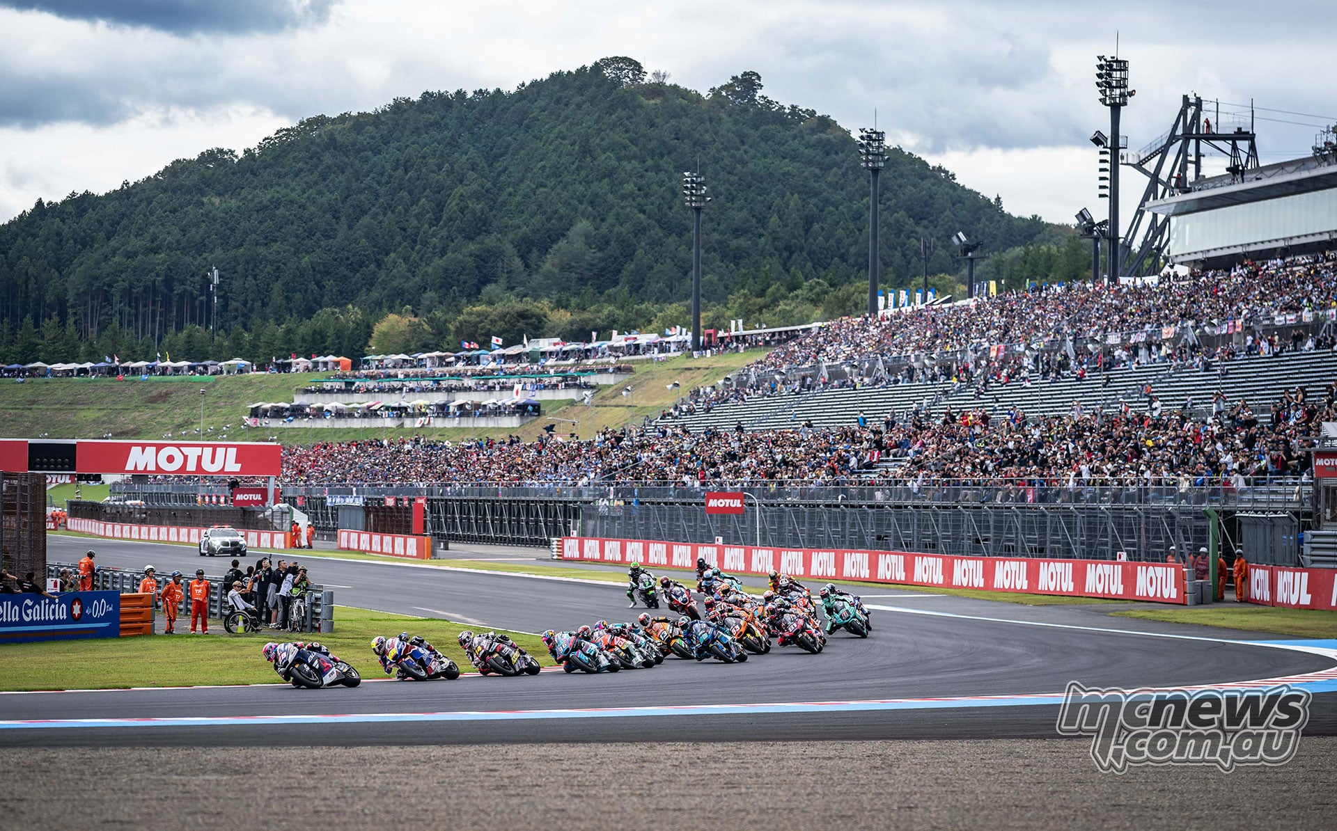 Izan Guevara leads the Moto2 field through the opening lap of the Japanese Grand Prix at Motegi