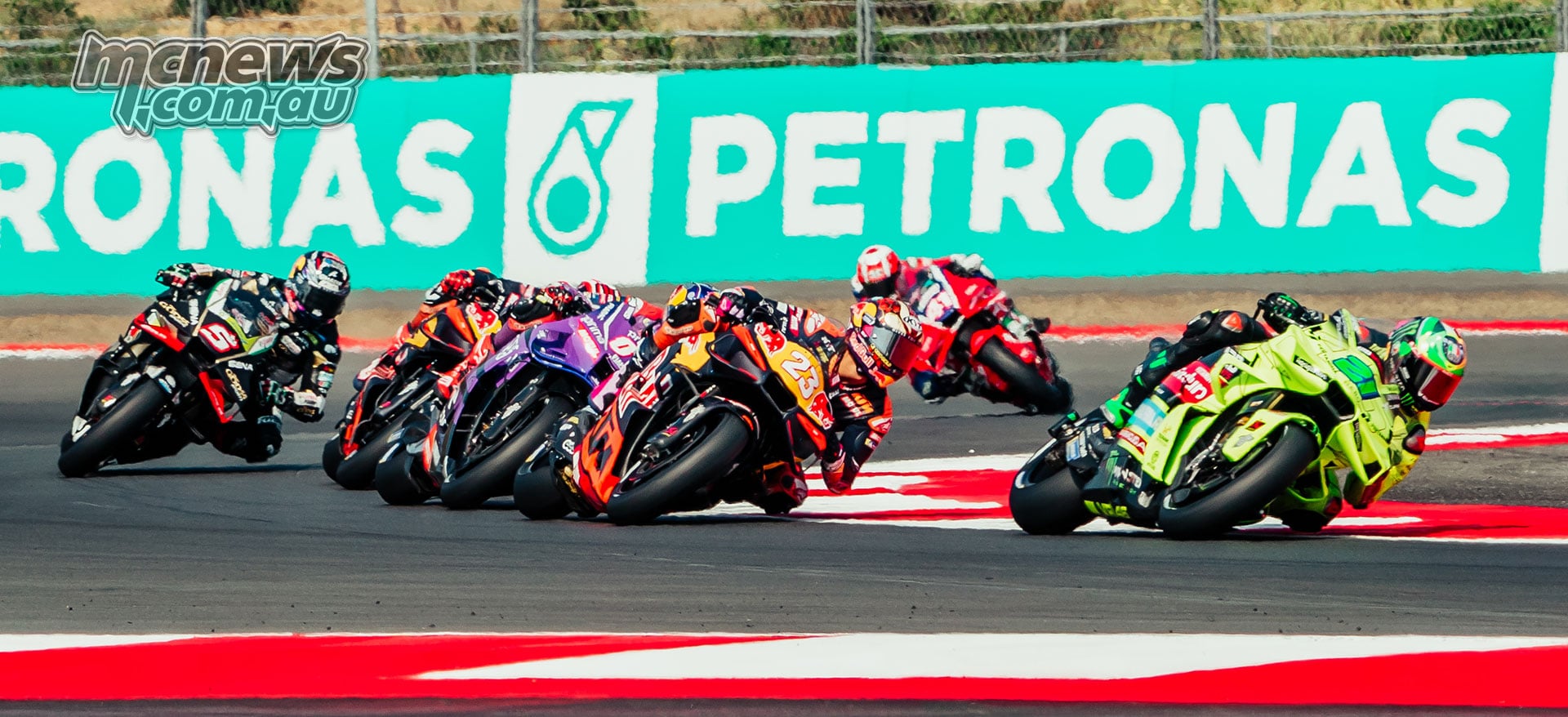 Franco Morbidelli leads Enea Bastianini and Toprak Razgatlioglu through a corner.