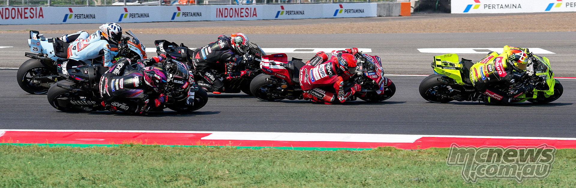 Di Giannantonio and Marquez turn in ahead of the three Aprilias, with Martin on the inside line.