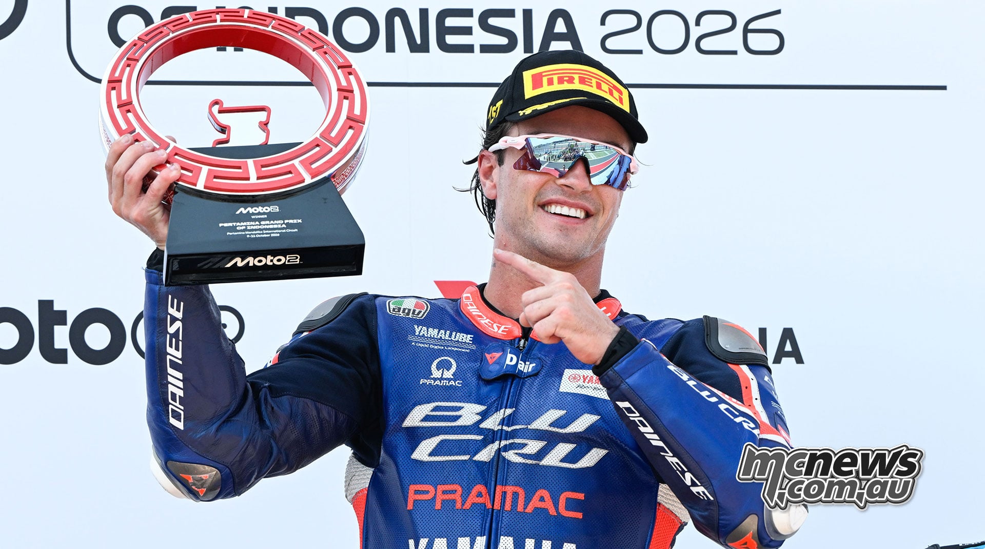 Izan Guevara holds up his Moto2 winner’s trophy on the Mandalika podium.