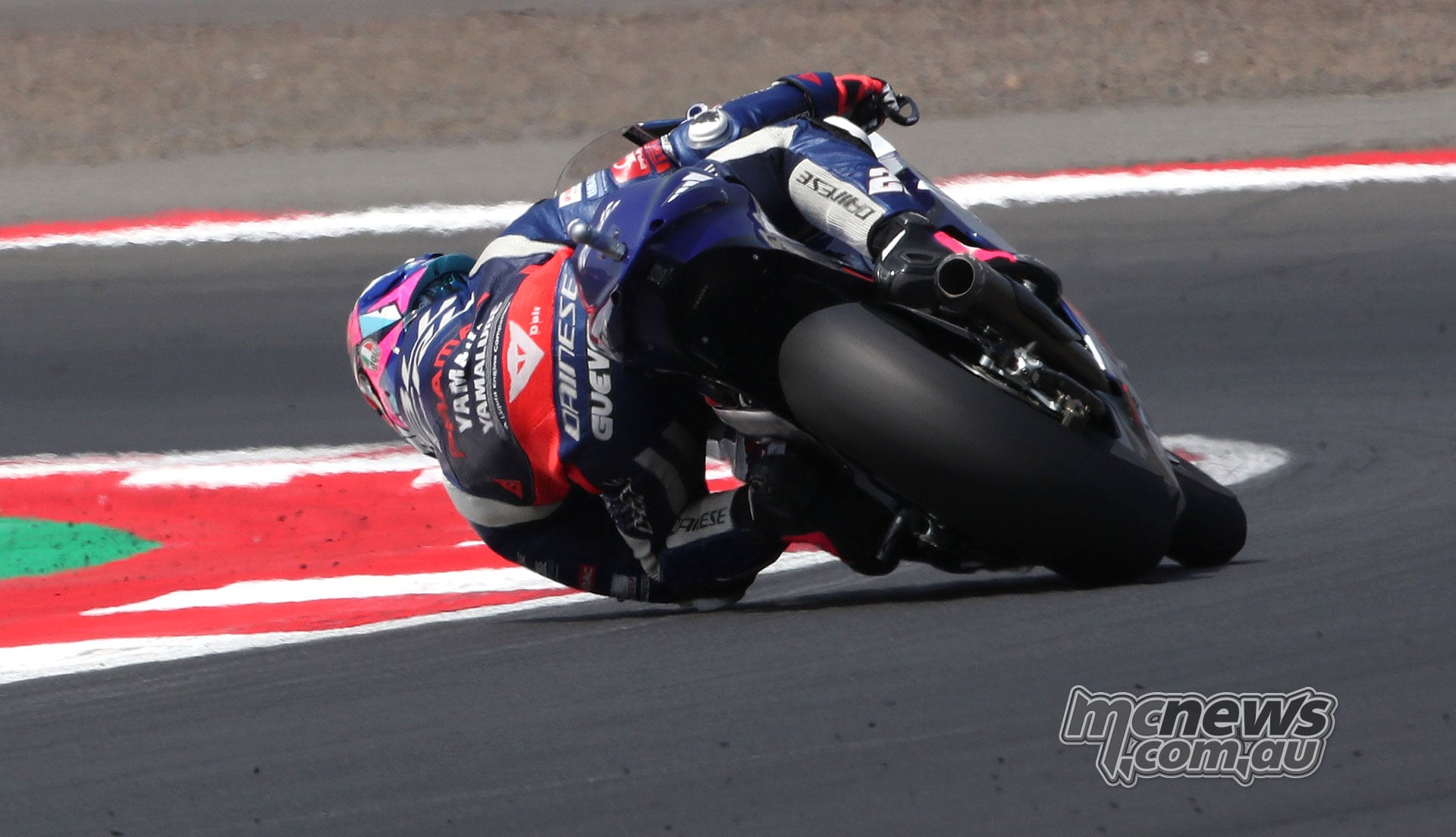 Izan Guevara leans his blue Pramac Yamaha Moto2 machine through a Mandalika corner.
