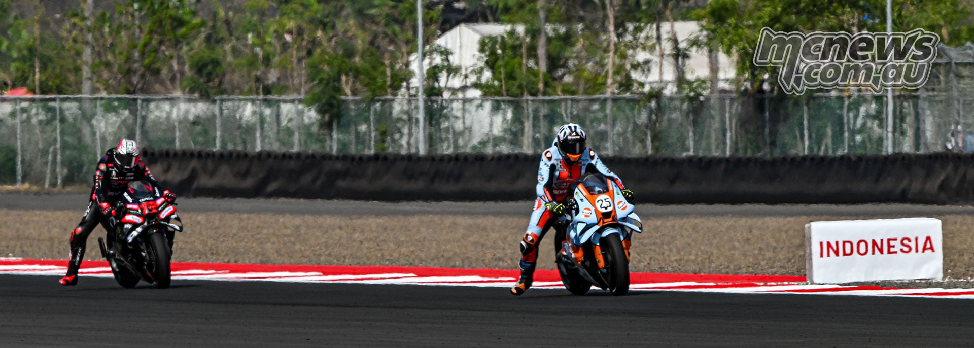 Raul Fernandez on the Gulf-liveried Trackhouse Aprilia ahead of Marco Bezzecchi under braking