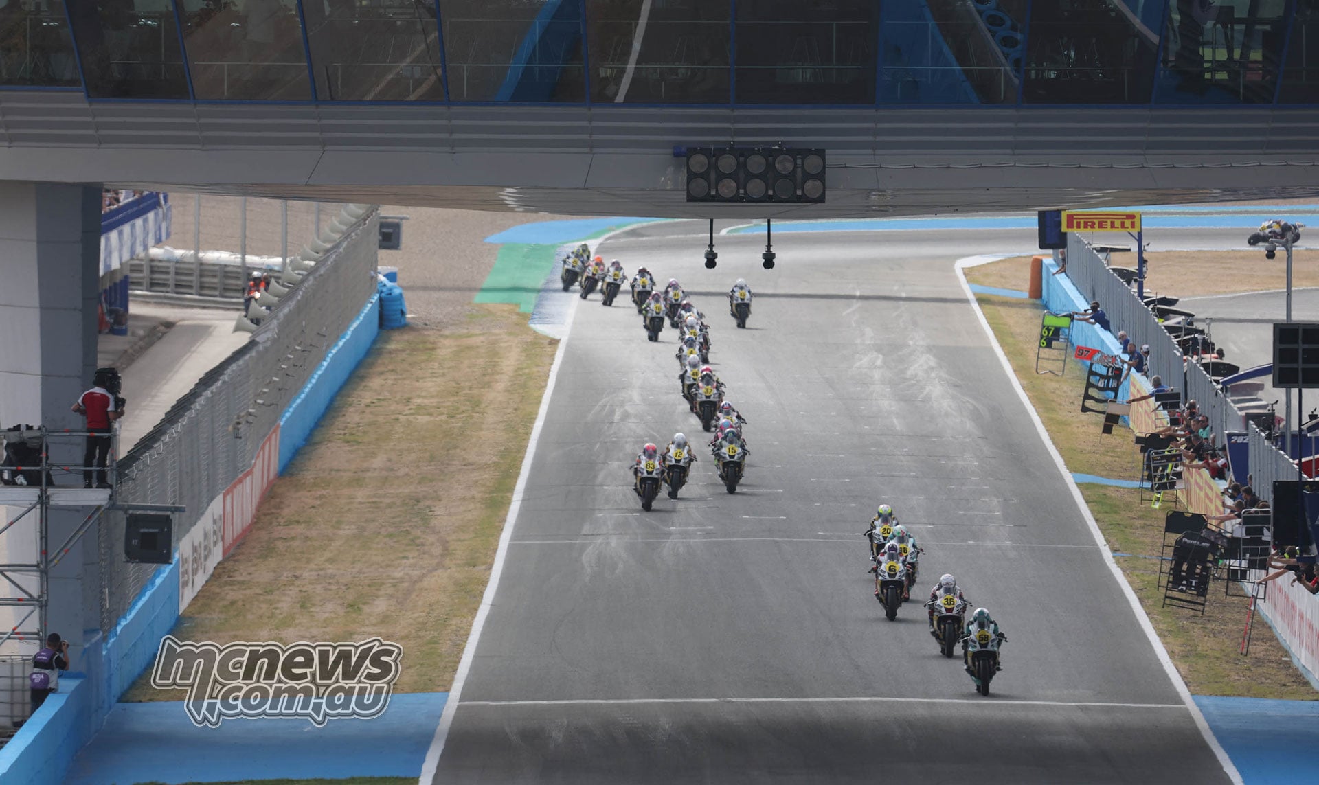 Paola Ramos leads Beatriz Neila and the WorldWCR field along the main straight at Jerez on lap two of Race One