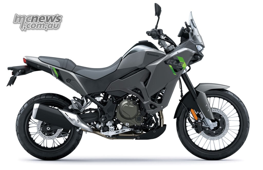 Right-side profile of the standard Kawasaki KLE650, showing its engine, exhaust and spoked wheels.