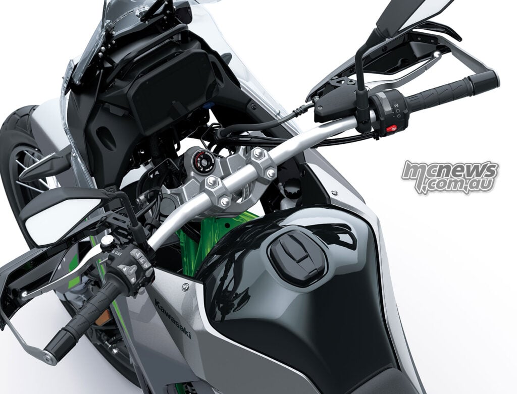 Oblique view over the Kawasaki KLE650 SE fuel tank, silver handlebar and cockpit.