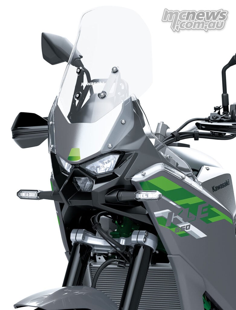 Front three-quarter close-up of the Kawasaki KLE650 SE tall windscreen, cowl and handguards.