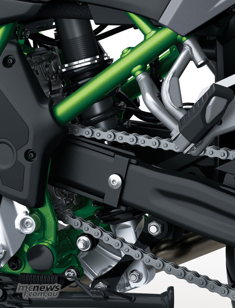 Rear suspension spring, green frame tubes and gear linkage on the Kawasaki KLE650 SE.