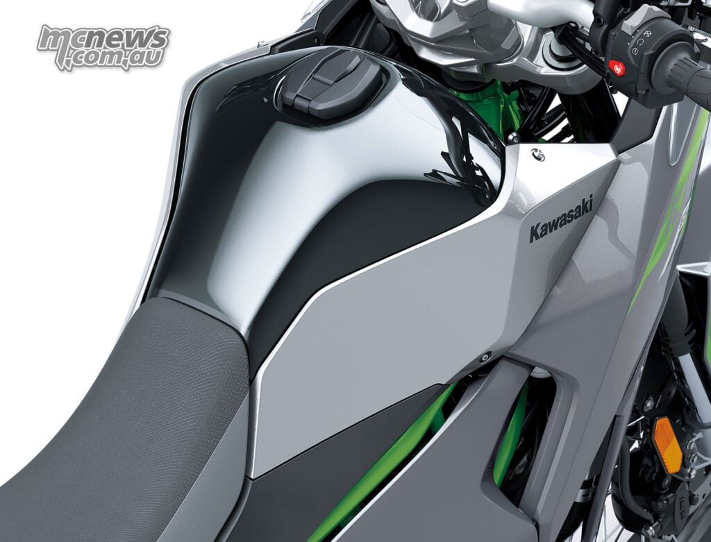 Oblique view of the Kawasaki KLE650 SE fuel tank, filler cap and front of the rider seat.