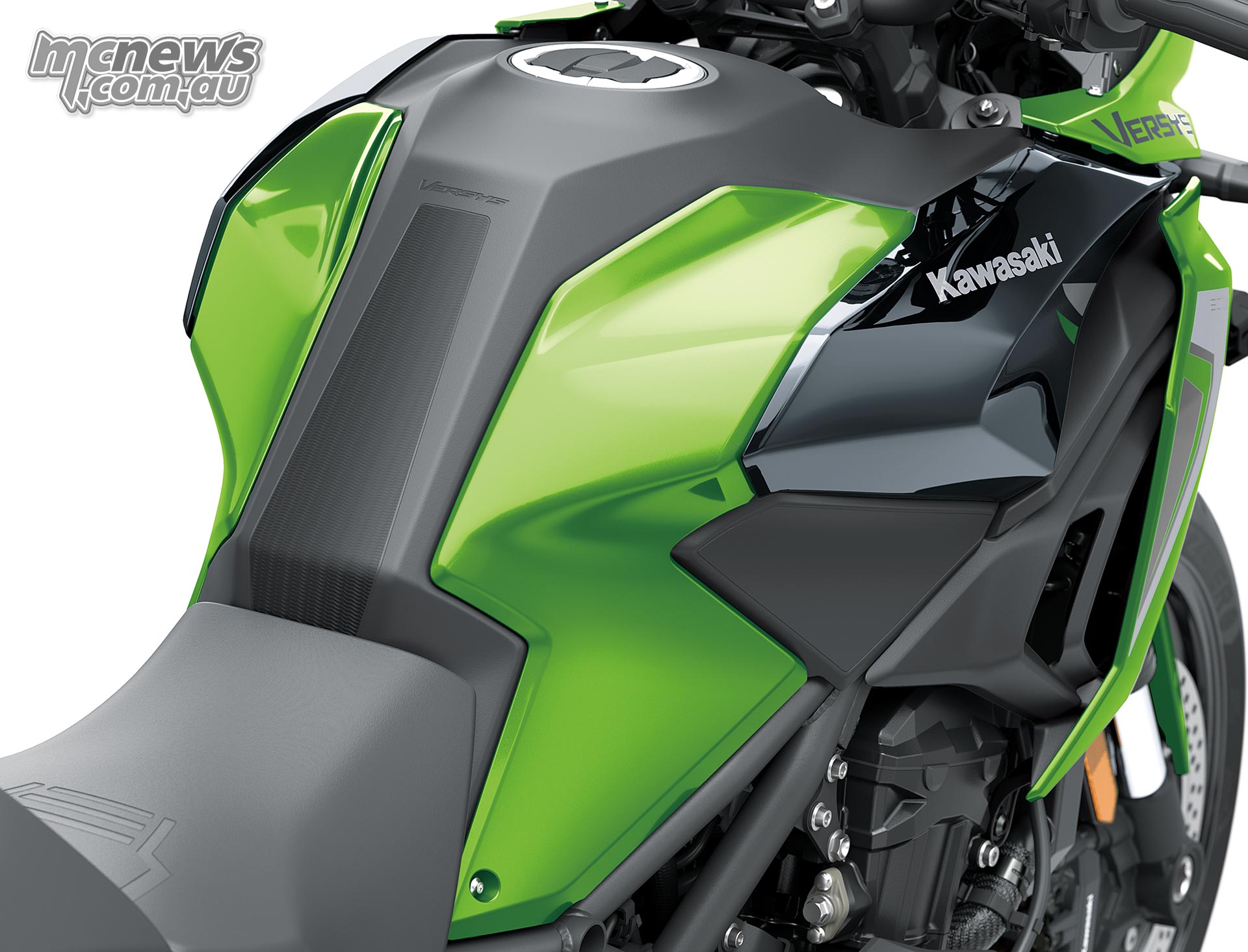 Narrow junction between the black rider seat and green fuel tank panels on the Kawasaki Versys 900 SE