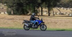 Pegs are positioned slightly higher and further back than the DE