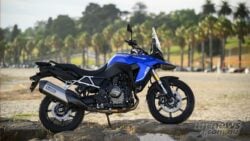 A taller front screen for a more comfortable touring bubble compared to the DE